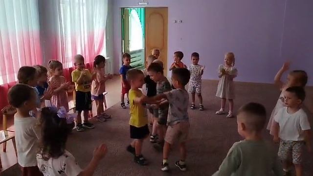 Танцы. Поздравление с днём рождения одногруппников в детском саду. Володе 3,11 смотреть онлайн