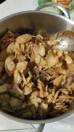 Закрытый яблочный пирог с корицей