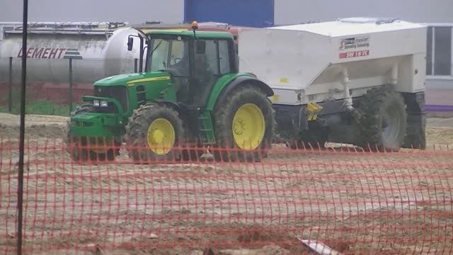 Стабилизация грунта: John Deere 6930 с распределителем вяжущего Streu master SW10TC смотреть онлайн