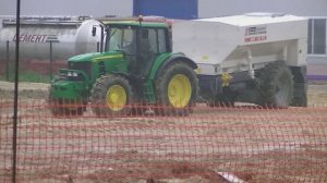 Стабилизация грунта: John Deere 6930 с распределителем вяжущего Streu master SW10TC