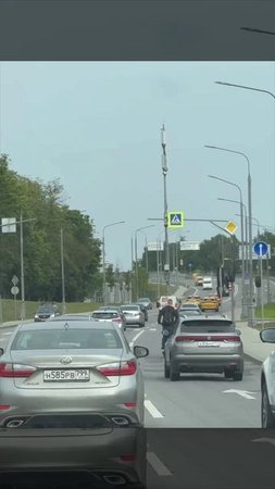 🛴Водителя электросамоката заметили посреди машин на дороге🛴