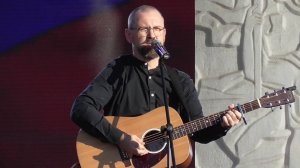 Певец с гитарой поёт песню