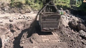 Строительство, экскаватор копает песок