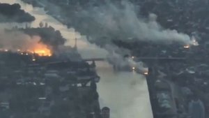 💥 В Херсоне новые прилеты в районе моста, по которому вчера прилетел  ФАБ и пробил дырку в пролете