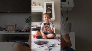 пробую китайские сладости. в том числе очень кислые конфеты.