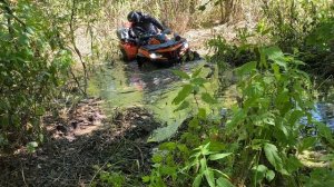 Квадроцикл cf force 800 засел в болото, пытается выехать на блоках!😅💪