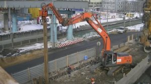 Экскаватор Hitachi Zaxis 350LCK-3 погружает шпунт