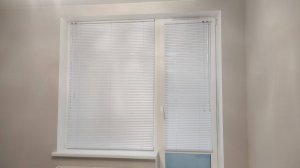 Элегантная защита от солнца и посторонних взглядов для спальни с белыми горизонтальными жалюзи.