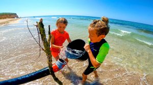 Диана и Даня строят бассейн на пляже.