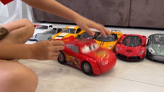 Полицейская машина спасает большие суперкары от руки в пещере - История игрушечных машинок смотреть онлайн