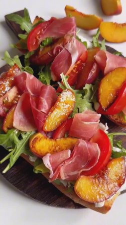 Багет с бурратой и персиками