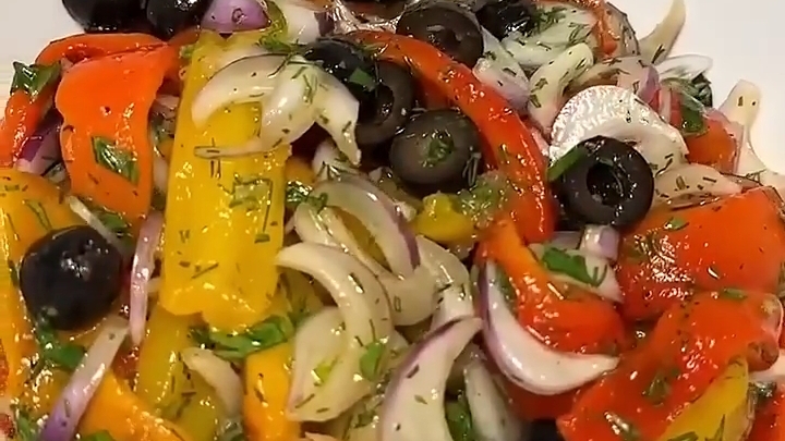 Салат из запечённых перцев...🥗🌶😋    Рецепт в описании ✍️