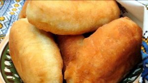 Рецепт теста для пирожков на кефире жареных на сковороде замешивается на дрожжах быстро и вкусно