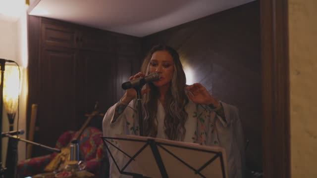 "ТЕАТР ЗВУКА В ТЕМНОТЕ С ЛИНДОЙ" LIVE. Формат: "сидя на стульях в камерной группе" смотреть онлайн