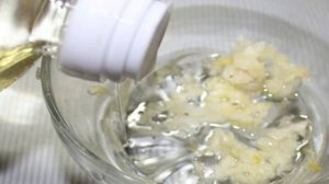 Гренки из черного хлеба с сыром и чесноком