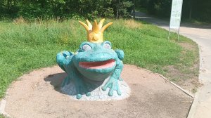 Прогулки по Москве. Мосфильмовский пруд, Царевна -лягушка, странные часы и круглый дом