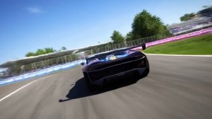 Крутой спорт кар едет по гоночному трэку