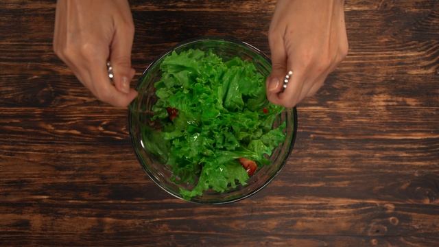 Руки смешивают салат-латук