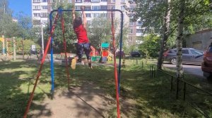 Артём на рукоходах.