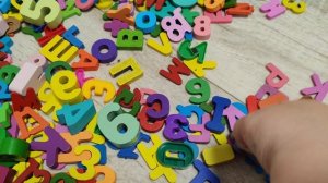 Складываем цифры и буквы деревянного конструктора сортера для детей