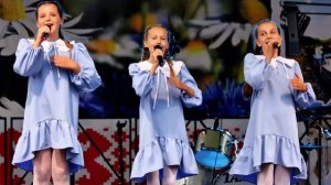 Магия детского трио: Гармония дружбы и радости в каждом аккорде!» 🎶👧👦👧