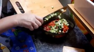 Салат с курицей и овощами