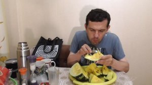 Мукбанг обжор первый раз в жизни пробую желтый арбуз Global Village из Пятерочки