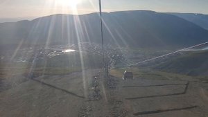 Спуск с горы в Хибинах на подъемнике