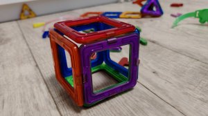 Собираем квадрат из детского магнитного конструктора