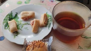 Деревенский ужин - блины с ветчиной и сыром и чай