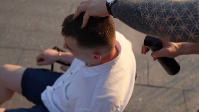 Подошёл к незнакомцу и сделал массаж головы прямо на улице | АСМР в городе.Стал постоянным клиентом смотреть онлайн