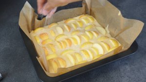 Шарлотка "12 ложек" – без весов и взбивания , проще не бывает! (КАРАМЕЛЬНАЯ КОРОЧКА)