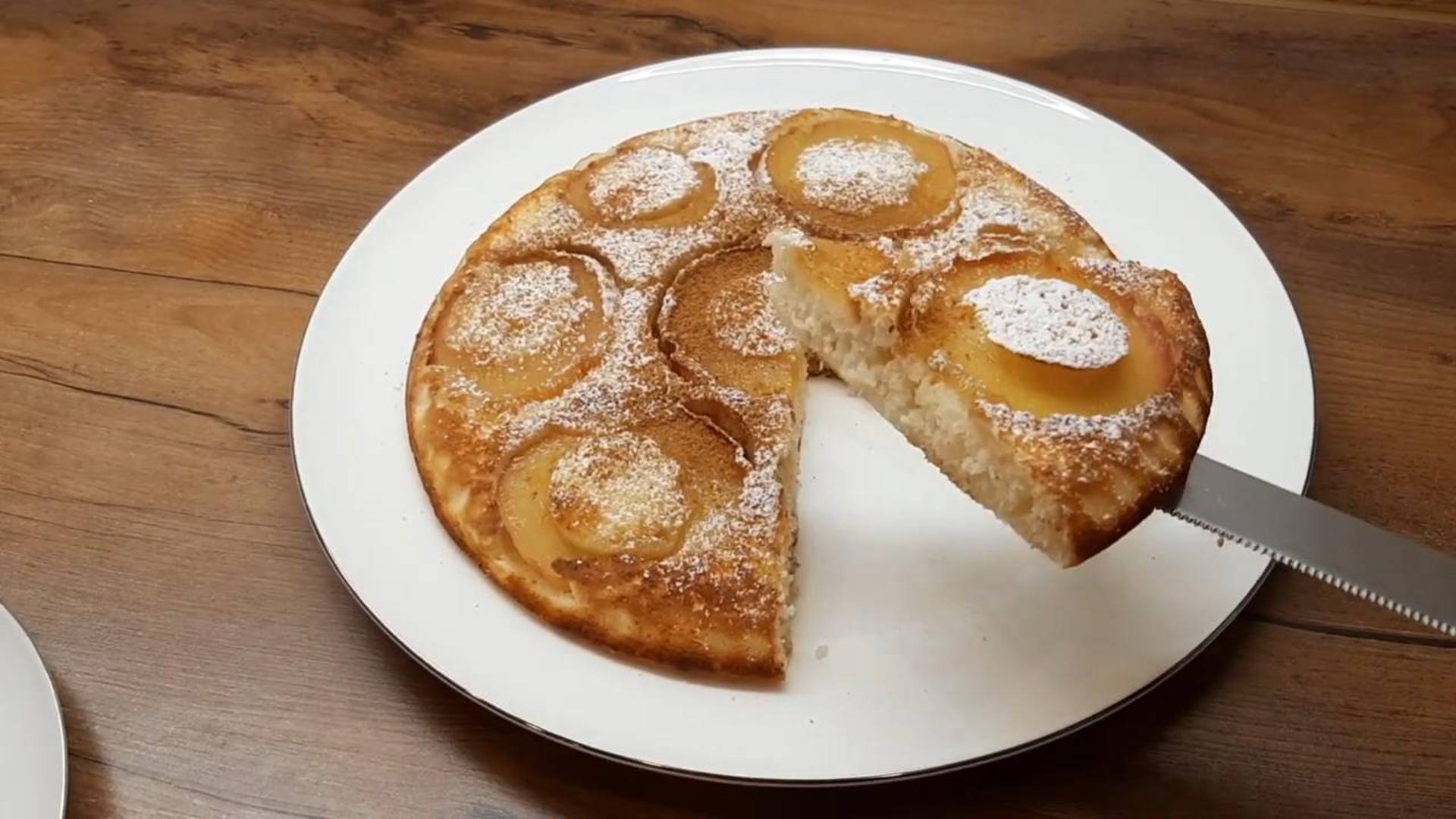 Есть 1 яблоко и 1 яйцо_ Пирог на сковороде за 10 минут. Легкий рецепт пирога с яблоком на сковороде смотреть онлайн