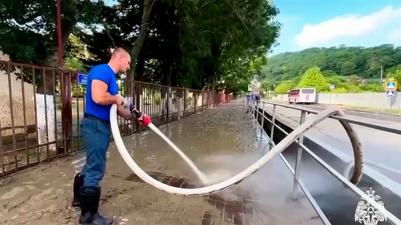 В Краснодарском крае устраняют последствия непогоды