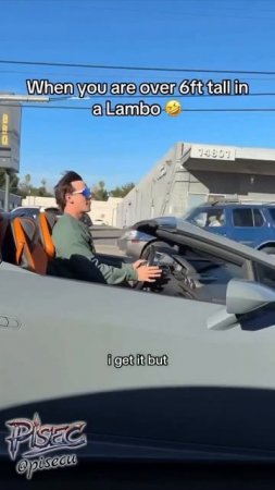 Ничего необычного, просто человек ростом 1,85 метра в Lamborghini.
