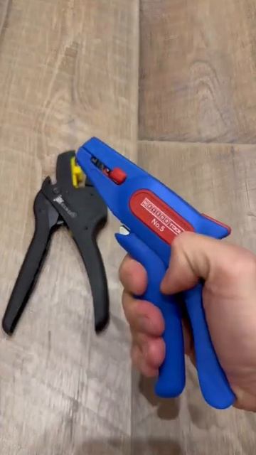 Стрипперы-близнецы (IEK и Weidmuller) смотреть онлайн