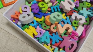 Играем в деревянный конструктор с буквами и цифрами для детей