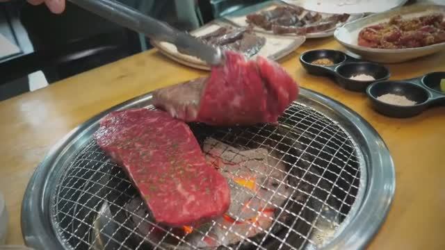 Разделка мяса в Корее на барбекю