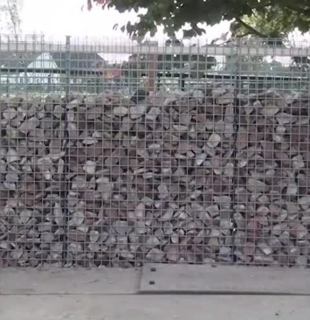 Стена из камней, выглядит внушительно.