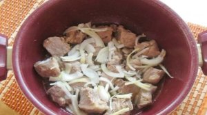 Имбирная свинина с яблоками и луком