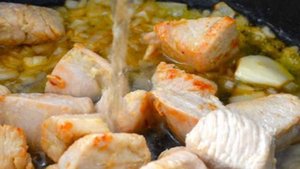 Индейка кусочками на сковороде