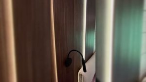 Отделка стен деревянными панелями с подсветкой