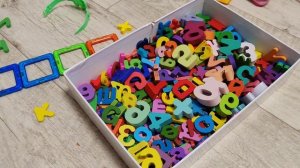 Собираем цифры и играем в деревянный конструктор с цифрами и буквами для малышей