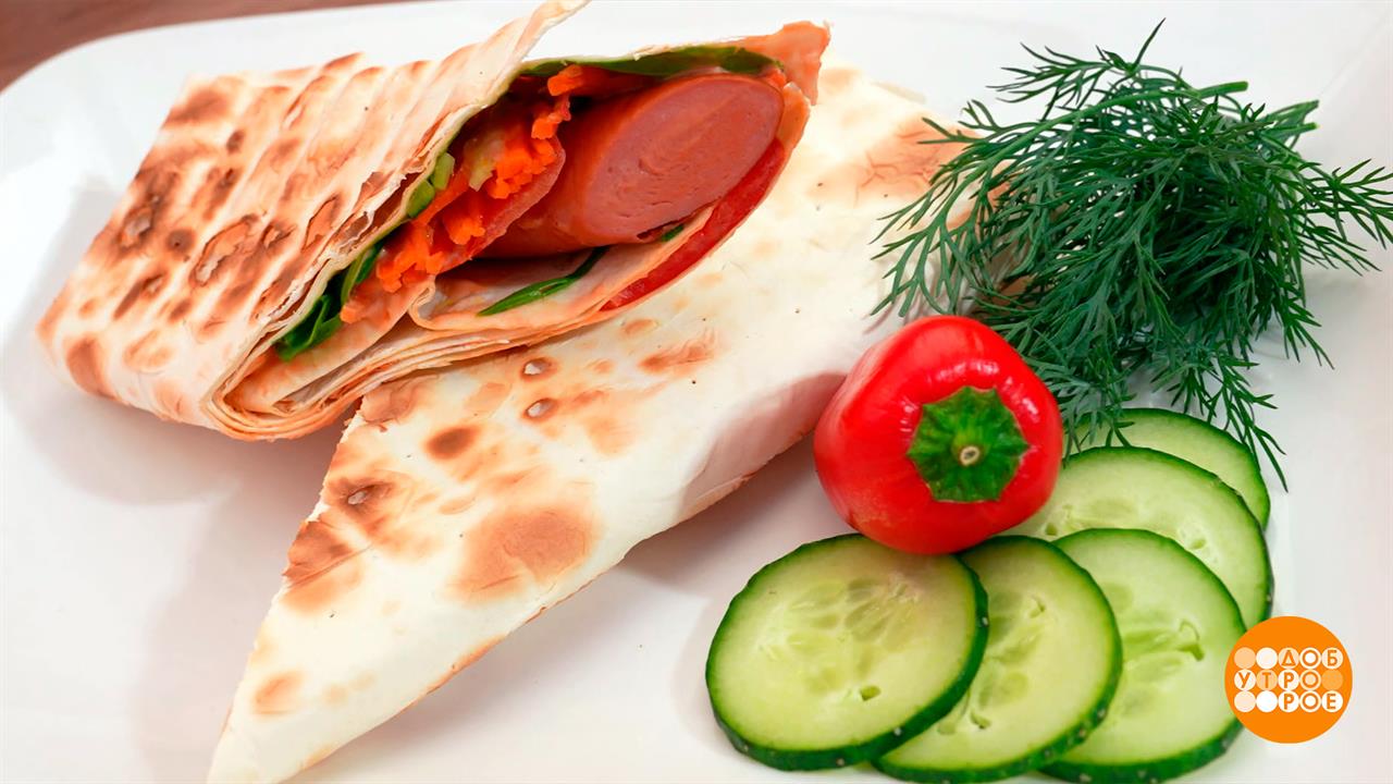 Готовим шаурму с сосиской на мангале. Доброе утро. Фрагмент выпуска от 04.08.2025