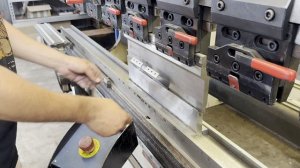 Гибка стальной пластины заготовки закладной детали из стали AISI304 2 мм