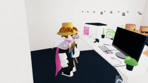 Киса играет