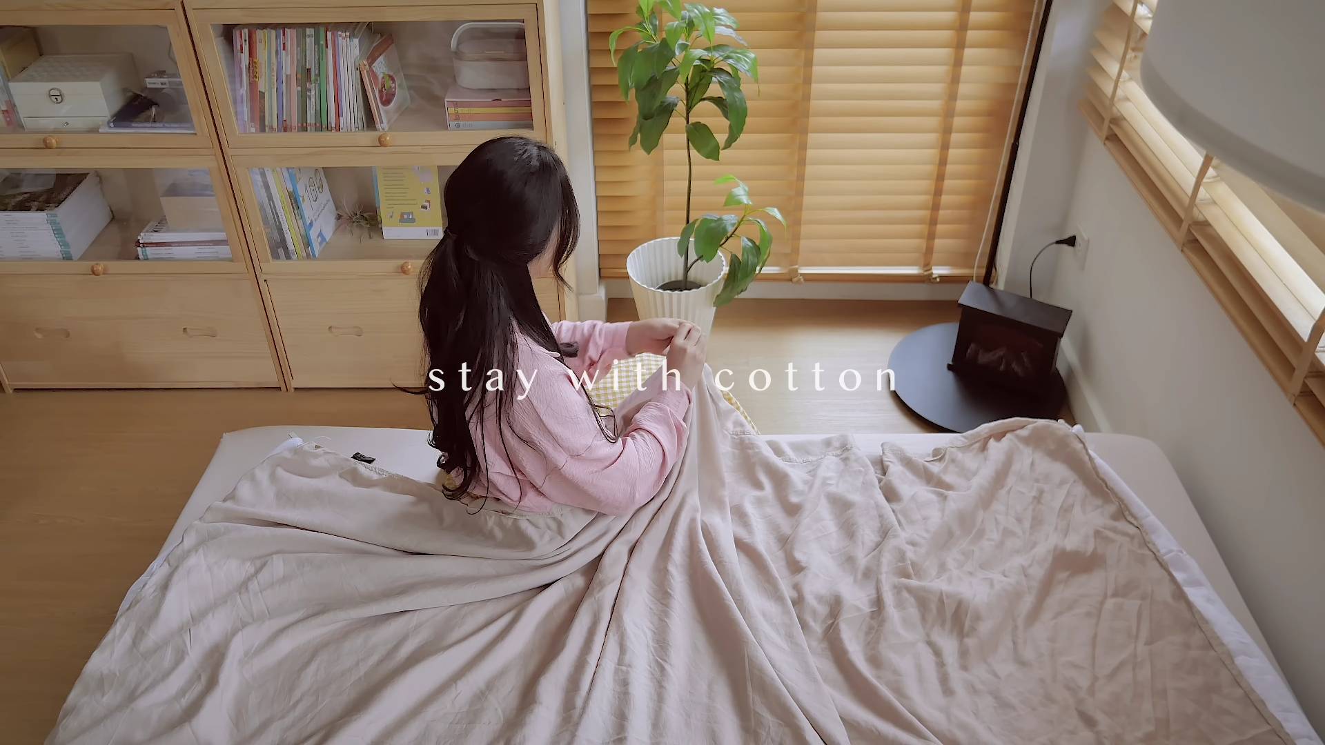 stay with cotton Уборка 🏠  Жареный рис с зелёным карри и лонганом 🍲  Суп из капусты и слив 🍑 смотреть онлайн