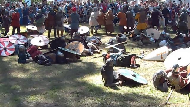 Демонстрация воинских навыков на XIII Международном историческом фестивале Гнёздово 2025.