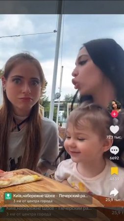 Юная украинка стала матерью в 15 лет, воспитала дочь, сделав из неё известную исполнительницу ора...