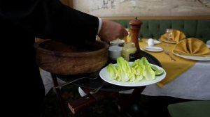 Шеф-повар готовит салат в ресторане
